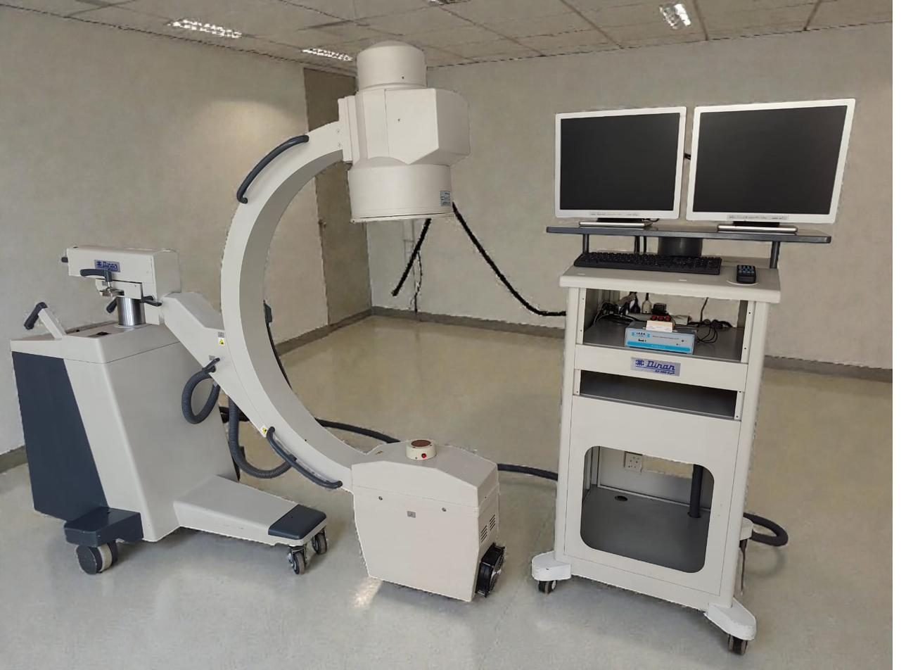 Arco en C DINAN AF-500-CuP con carro de monitores, equipo completo